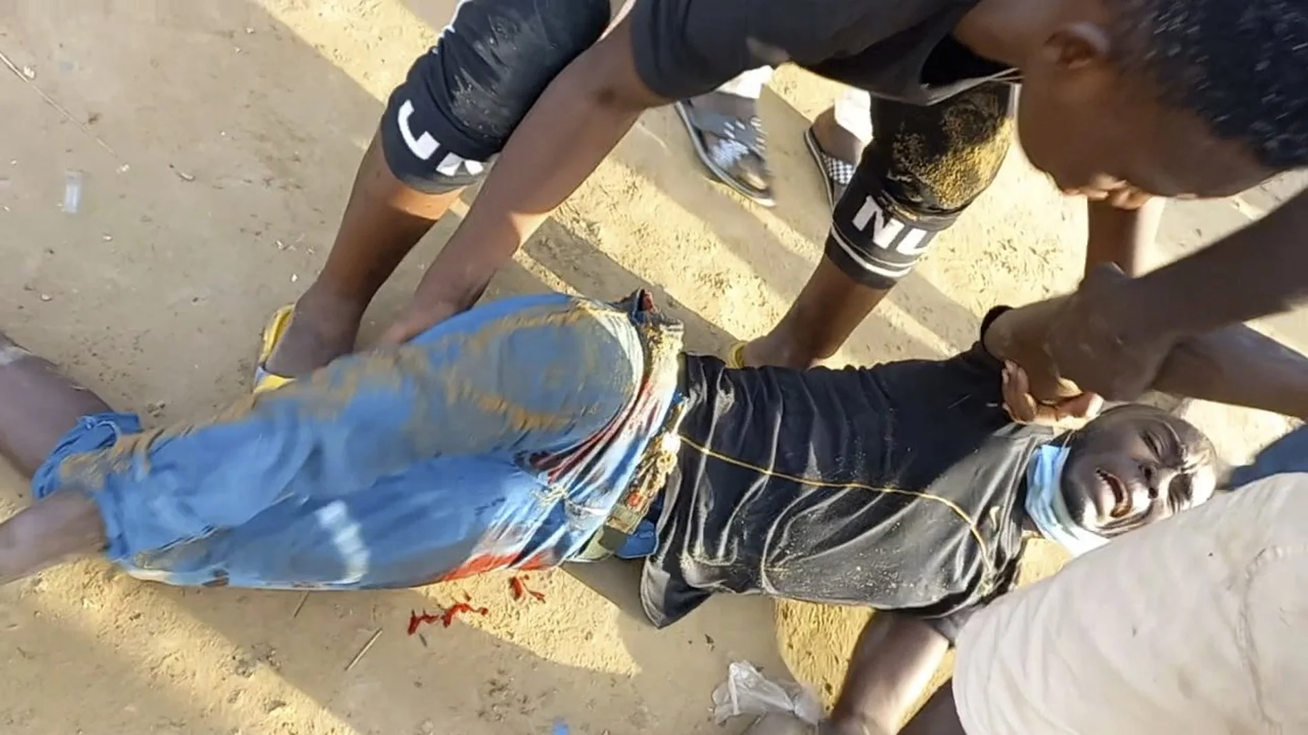 Un manifestante herido es ayudado por sus compañeros.