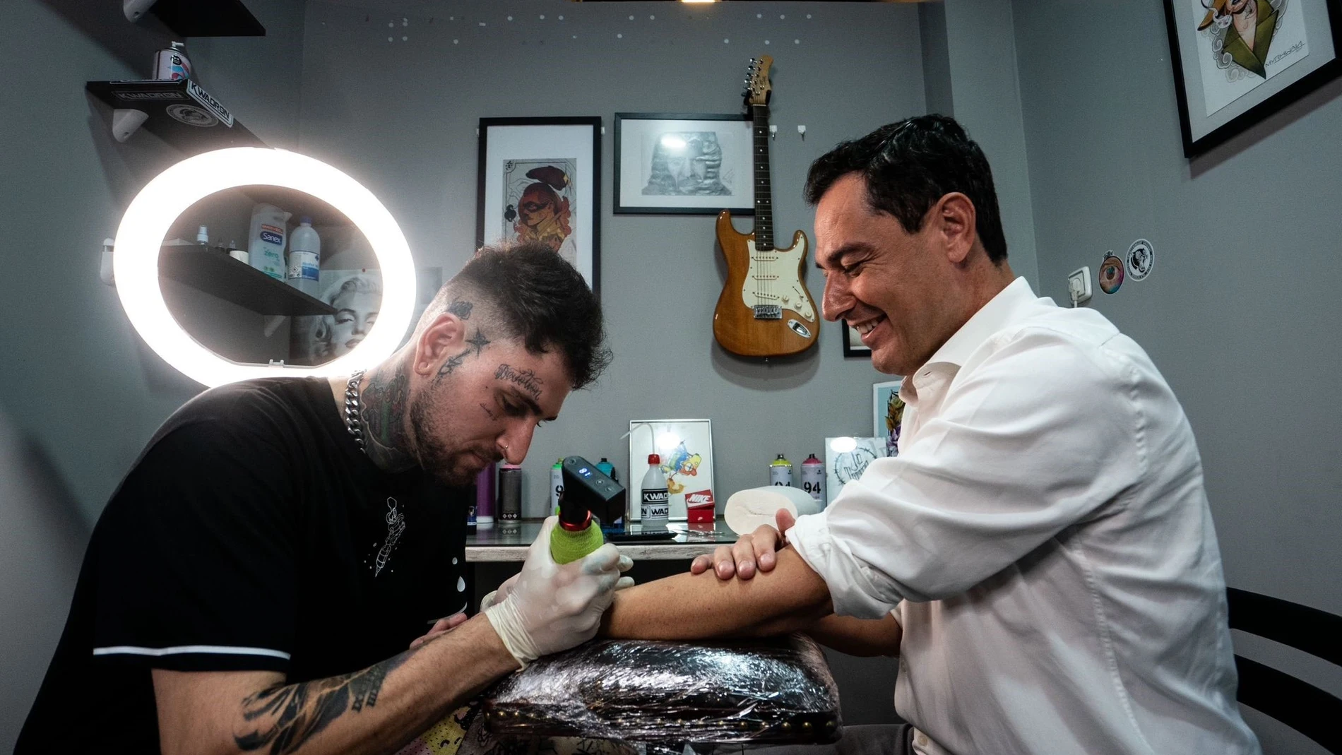 Juanma Moreno se tatúa en el estudio Barbiere. PP