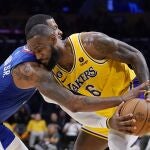LeBron James no pudo evitar la derrota de los Lakers ante los Clippers en su segundo partido de la temporada