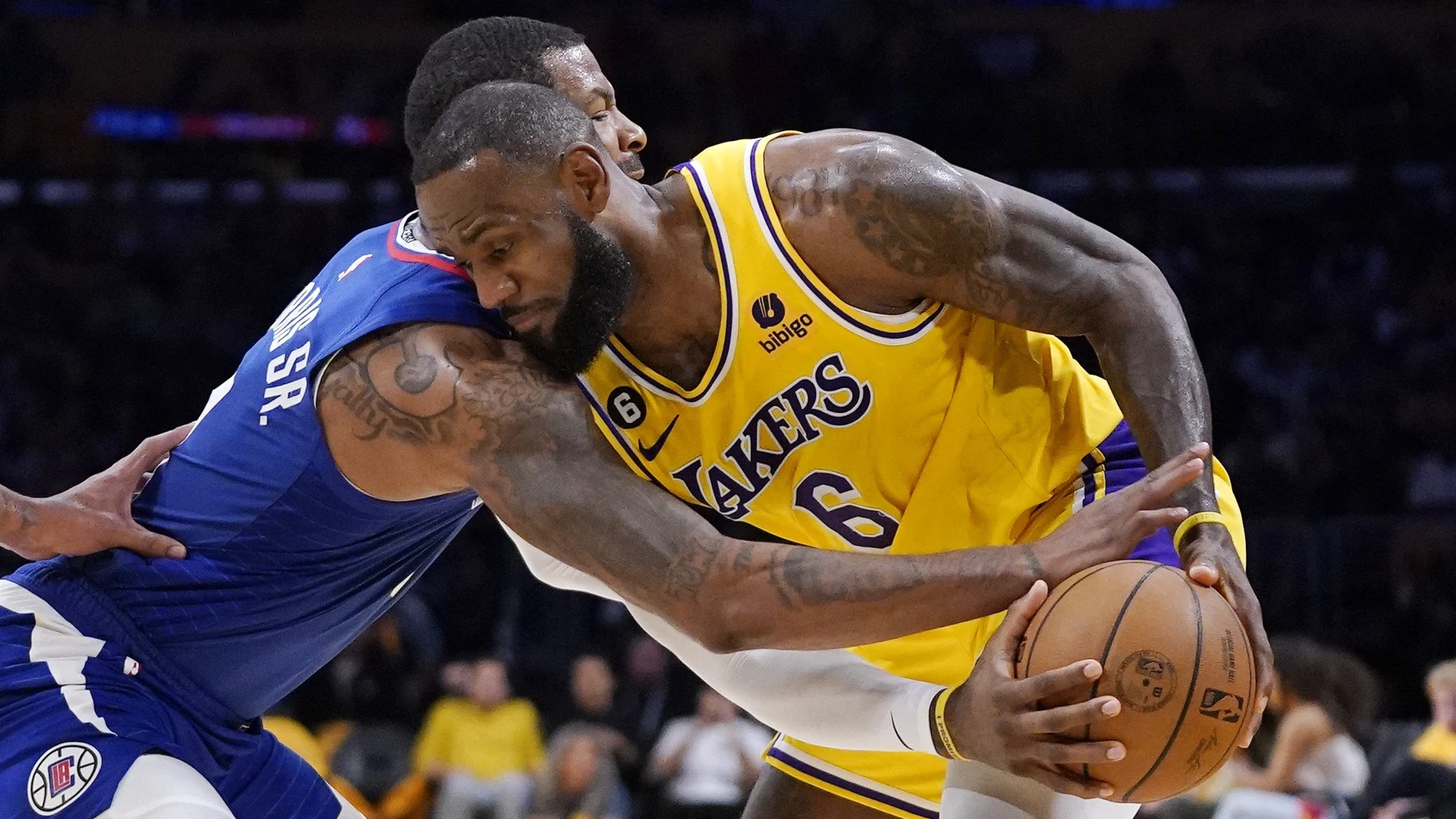 LeBron James no pudo evitar la derrota de los Lakers ante los Clippers en su segundo partido de la temporada