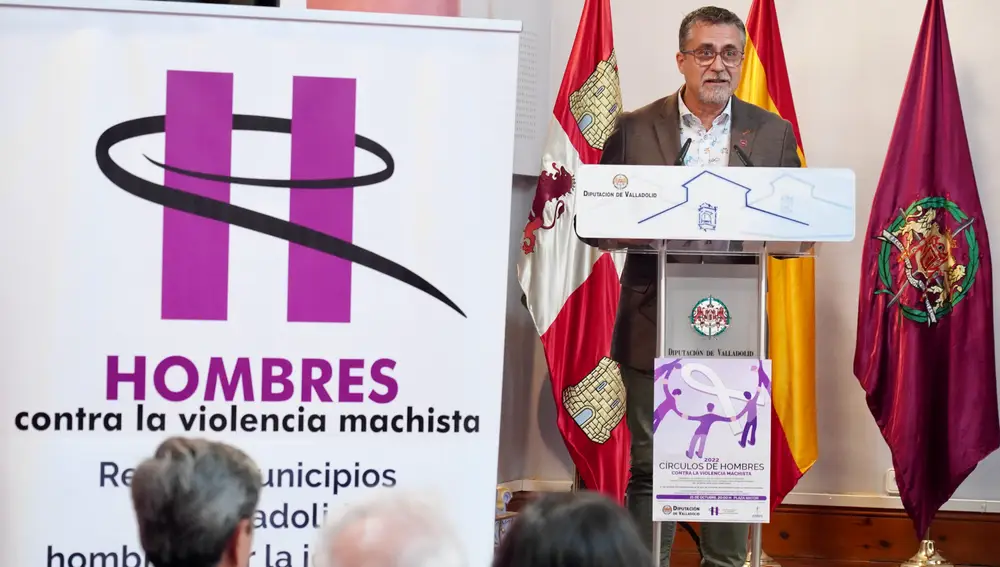 El profesor e inmunólogo Alfredo Corell presenta el manifiesto en el Pleno de la Red de Municipios de Valladolid: ‘Hombres por la Igualdad’