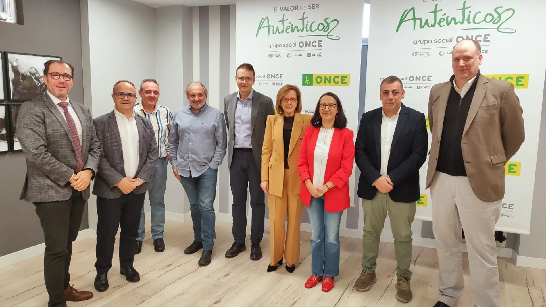 Representantes de la ONCE Castilla y León junto a los miembros del jurado