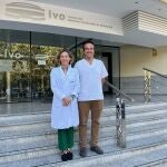 Rocío Romero, coordinadora de la Unidad de Psico-Oncología de la Fundación Instituto Valenciano de Oncología (IVO), junto al Dr. Salvador Blanch, médico adjunto del Servicio de Oncología Médica del IVO