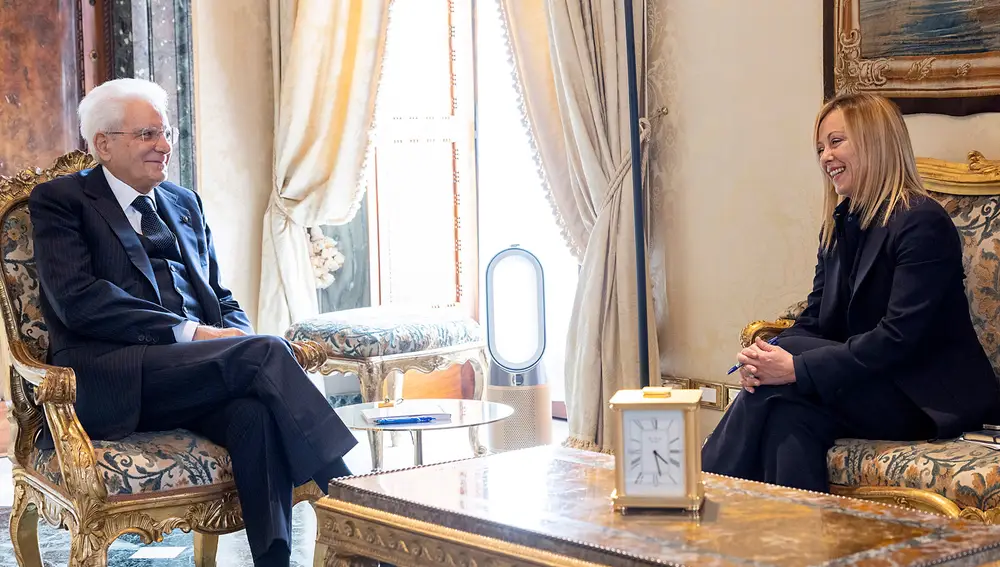 El presidente italiano, Sergio Mattarella, recibe a la futura primera ministra de Italia, Giorgia Meloni, en el Palacio del Quirinale en Roma
