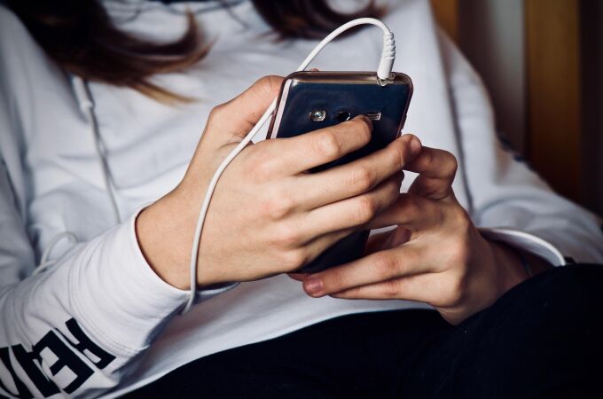 Uno de los mayores retos a los que deben enfrentarse los padres es encontrar el equilibrio en el uso de los smartphones | Fuente: Pixabay /