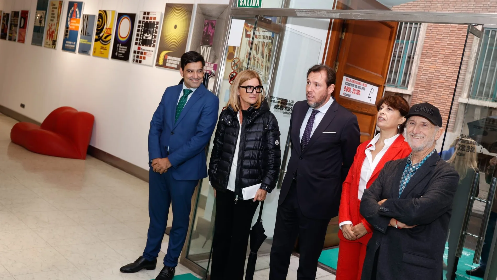 Óscar Puente, Ana Redondo y Javier Angulo visitan el Espacio Seminci junto a responsables de Unicaja, patrocinador oficial de la Seminci, como Manuel Rubio