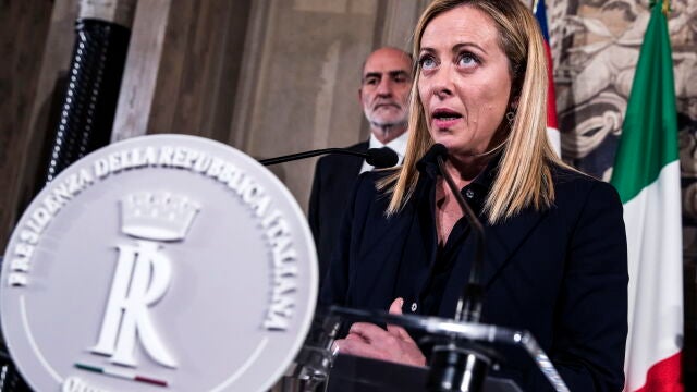 La primera ministra italiana Giorgia Meloni se dirige a los medios tras recibir el encargo de formar Gobierno