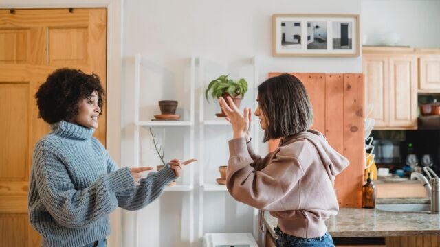 Insultar o decir palabrotas es un acto grosero y vulgar, sin embargo puede llegar a ser sano si evitamos que estos adjetivos estén acompañados de ira u otra emoción negativa