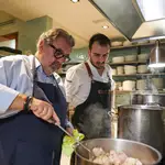 López Bedmar y Carlos García elaboran un cocido ligero con el túetano como último vuelco