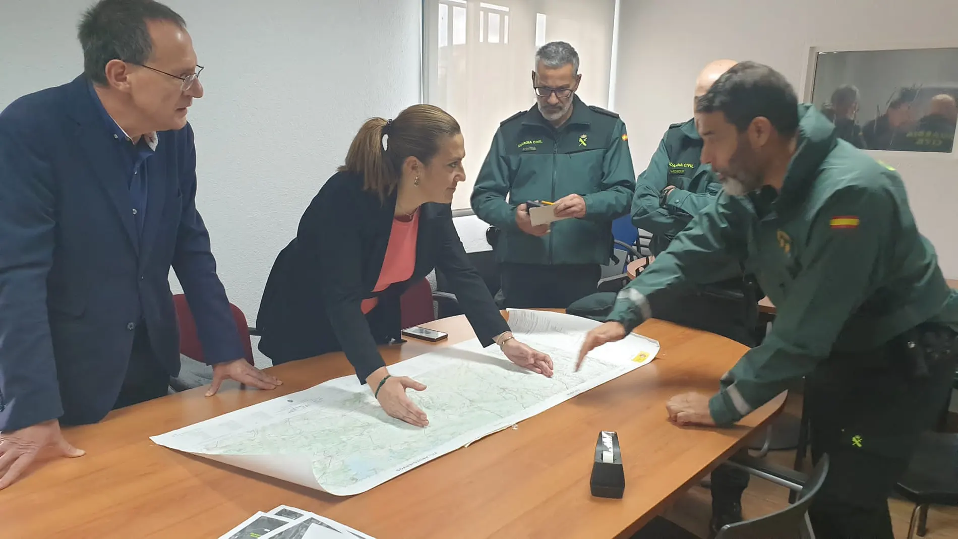 La delegada del Gobierno en Castilla y León, Virginia Barcones, visita el centro de mando de las labores de búsqueda en la provincia de Zamora