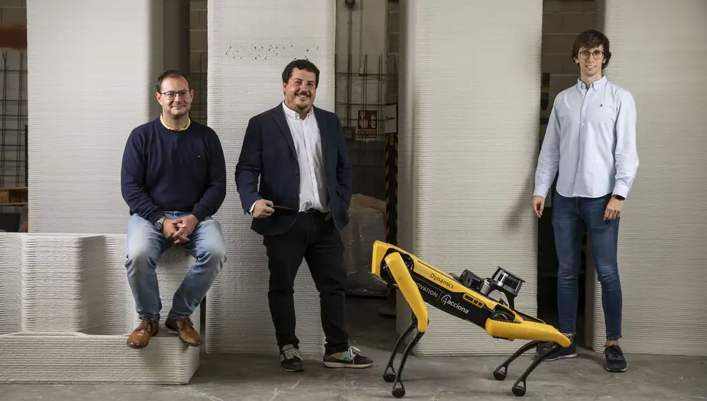 De izquierda a derecha, Jorge Artieda, Digital Technology Manager de Acciona, Carlos Crespo, Automation & Robotics Manager y Jesús Miguel Zarranz, Digital Business Developer