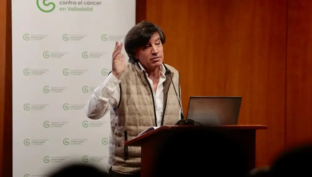 El doctor Carlos López-Otín imparte la conferencia