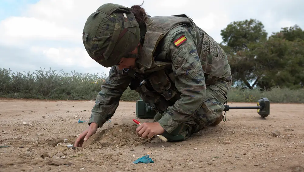 Un militar español durante un ejercicio de desminado
