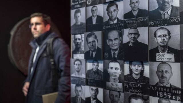 Fotografías de numerosos prisioneros políticos de Stalin en una exposición organizada en Berlín en 2018