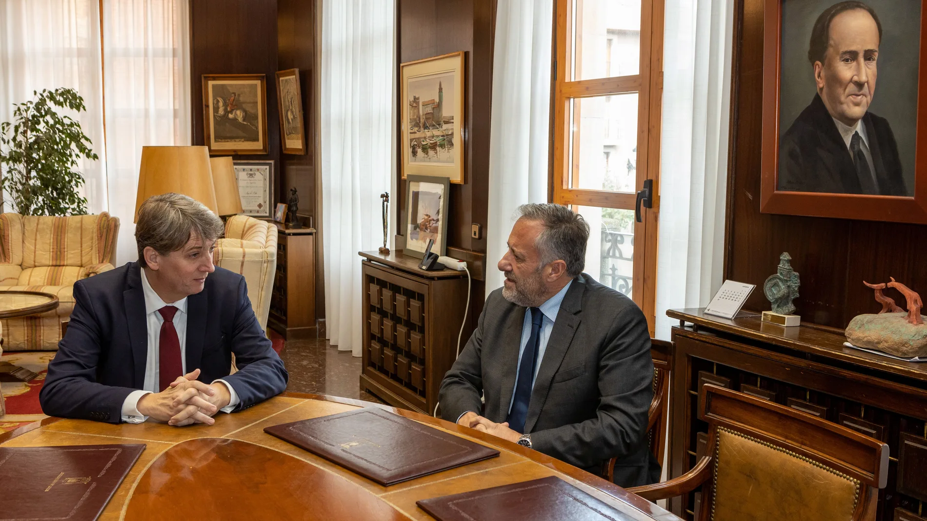 El presidente de las Cortes, Carlos Pollán, realiza una visita institucional a Soria. En la imagen con el alcalde Carlos Martínez