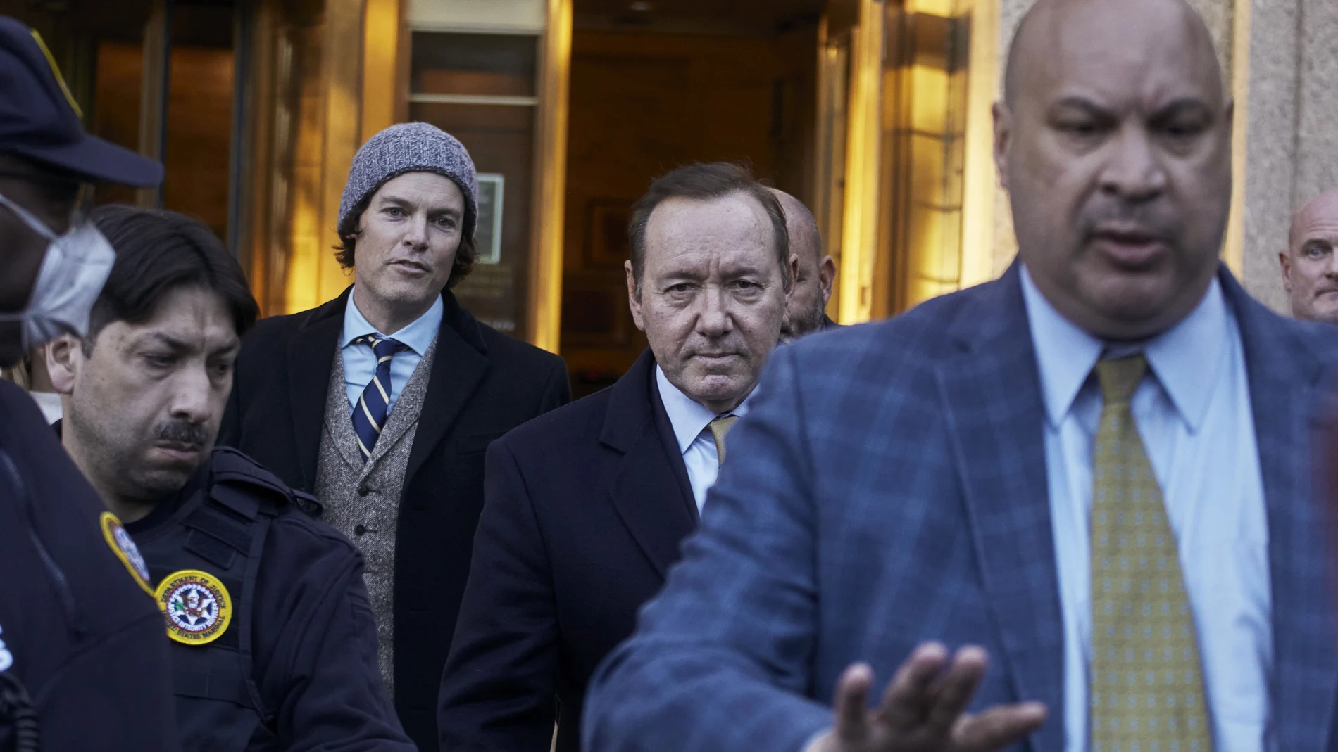 Kevin Spacey, a la salida del juzgado tras ser declarado no culpable. (AP Photo/Andres Kudacki)