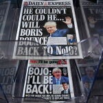 Periódicos británicos en un quiosco especulan sobre el posible regreso de Boris Johnson