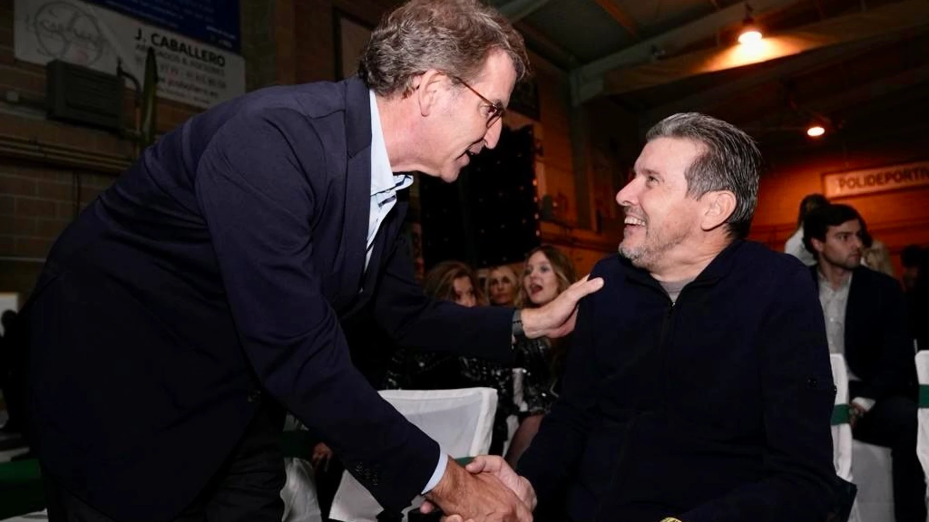 El líder del PP, Alberto Núñez Feijóo, con el ex futbolista Juan Carlos Unzué21/10/2022