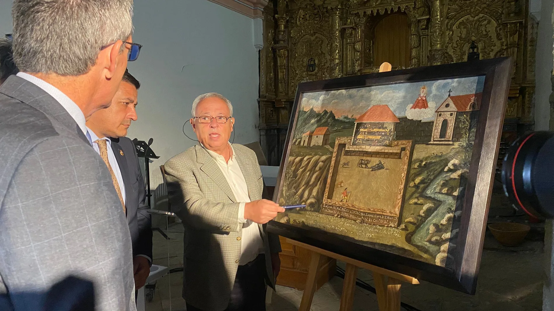 El consejero de Cultura, Turismo y Deporte, Gonzalo Santonja, explica la restauración de la pintura