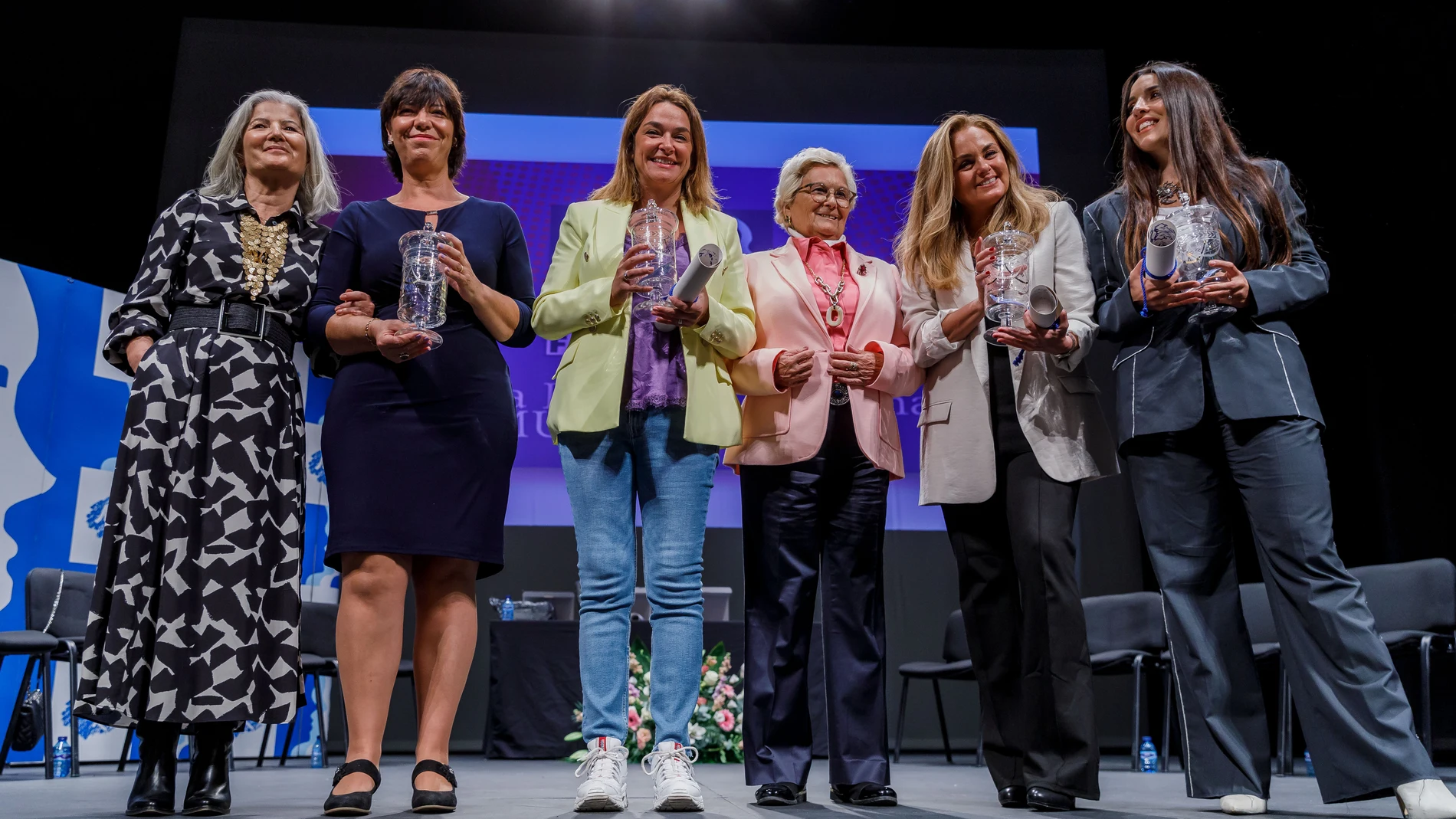La presidenta de la Federación Nacional de la Mujer Rural (Femur), Juana Borrego, entrega los Premios Mujer 2022 a: Carmen Morales, Ruth Lorenzo, Toñi Moreno y Rocío Olmos