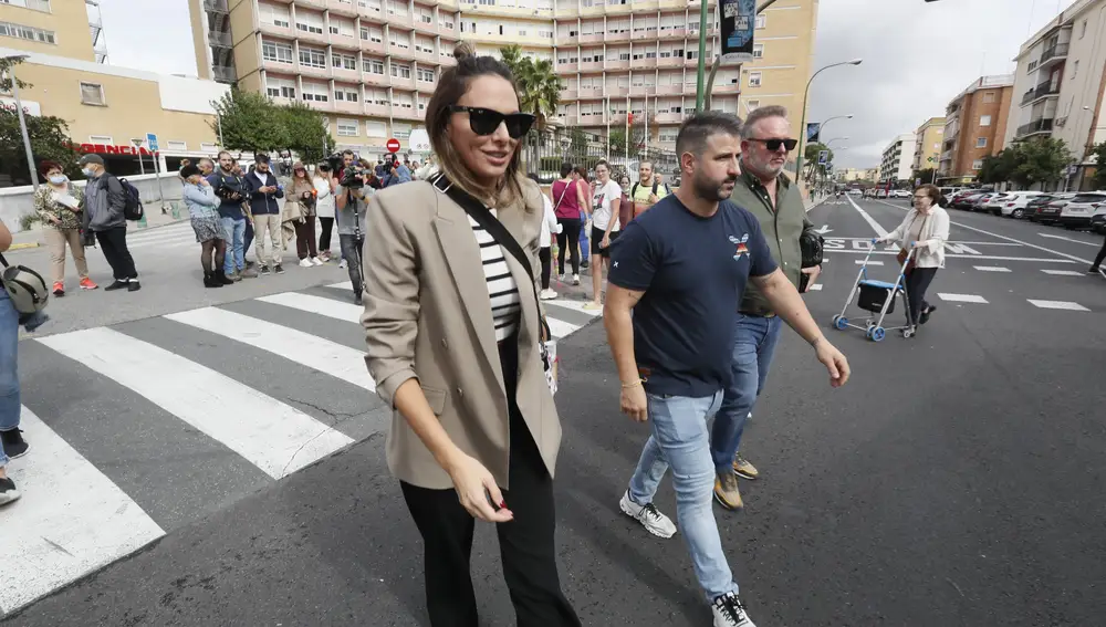 Irene Rosales sale del hospital Virgen del Rocío de Sevilla tras visitar a su marido
