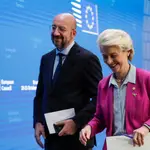 La presidenta de la Comisión Europea, Ursula von der Leyen, y el presidente del Consejo Europeo, Charles Michel, en rueda de prensa tras el primer día de cumbre energética en Bruselas