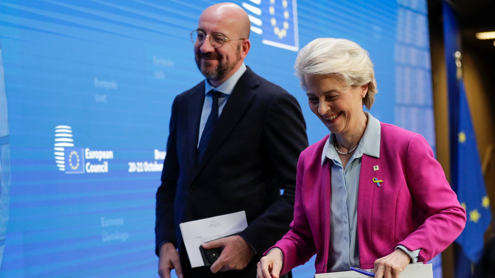 La presidenta de la Comisión Europea, Ursula von der Leyen, y el presidente del Consejo Europeo, Charles Michel, en rueda de prensa tras el primer día de cumbre energética en Bruselas