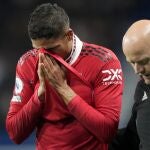 Raphael Varane se tapa la cara con las manos tras lesionarse en el Chelsea-Manchester United