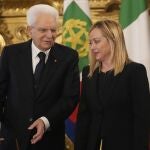 El presidente de Italia, Sergio Mattarella, habla con la recién nombrada primera ministra Giorgia Meloni