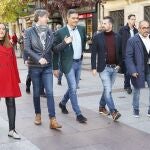 Pedro Sánchez pasea por Soria antes del acto junto a Luis Tudanca, Luis Rey, Carlos Martínez y Virginia Barcones