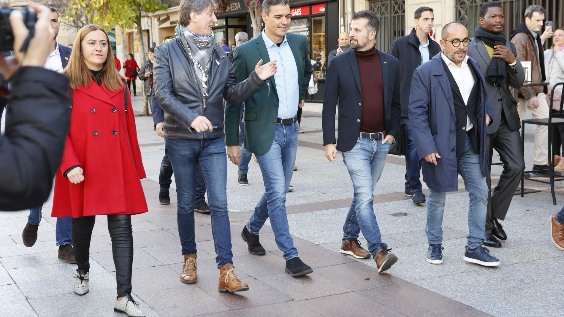 Pedro Sánchez pasea por Soria antes del acto junto a Luis Tudanca, Luis Rey, Carlos Martínez y Virginia Barcones