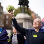 Un activista pro-UE sostiene una lechuga en referencia a la primera ministra británica saliente, Liz Truss, durante una marcha por la reincorporación a la Unión Europea en Londres