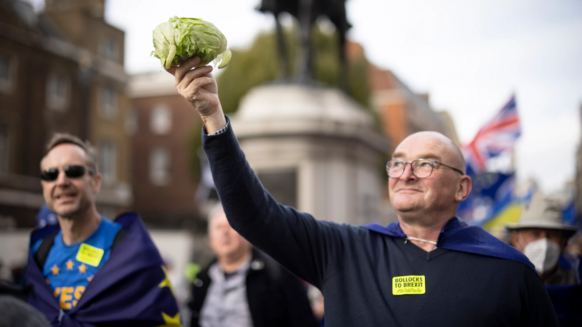 Un activista pro-UE sostiene una lechuga en referencia a la primera ministra británica saliente, Liz Truss, durante una marcha por la reincorporación a la Unión Europea en Londres