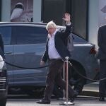 El ex primer ministro Boris Johnson a su vuelta del Caribe, hoy en el aeropuerto de Gatwick