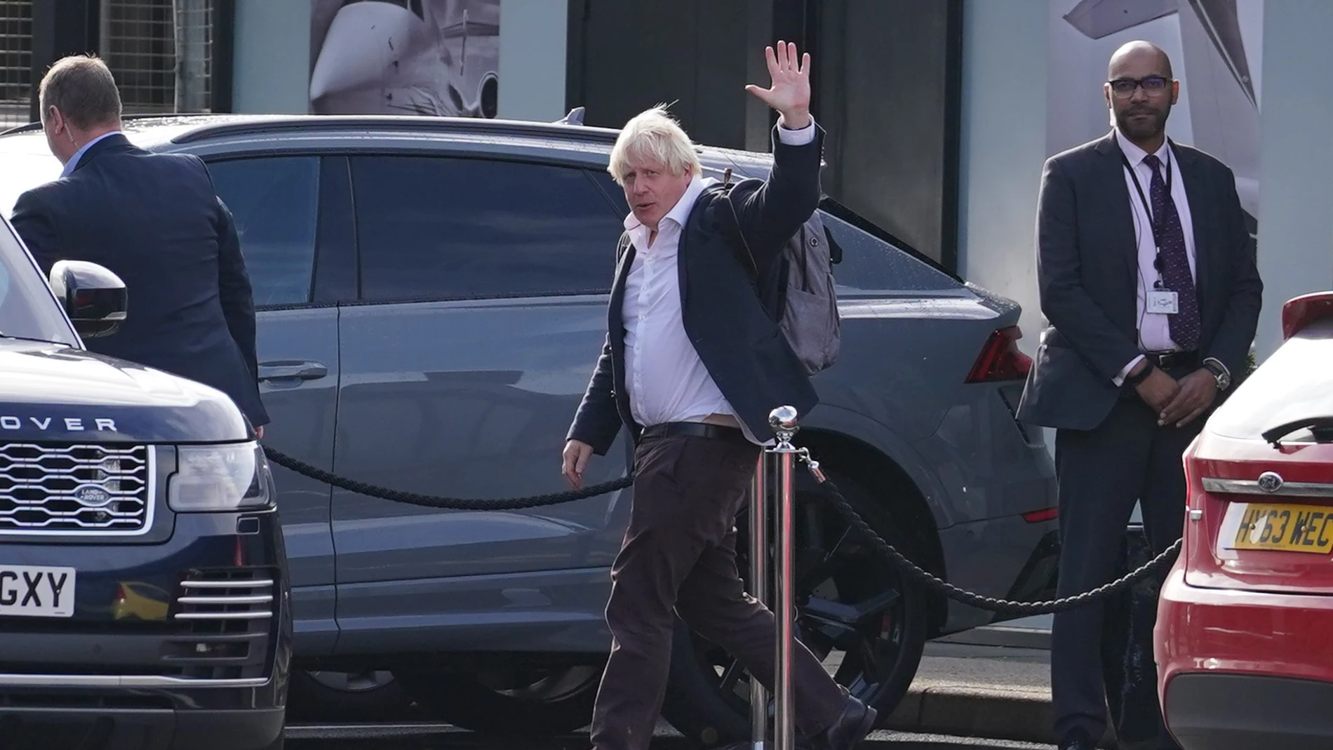El ex primer ministro Boris Johnson a su vuelta del Caribe, hoy en el aeropuerto de Gatwick