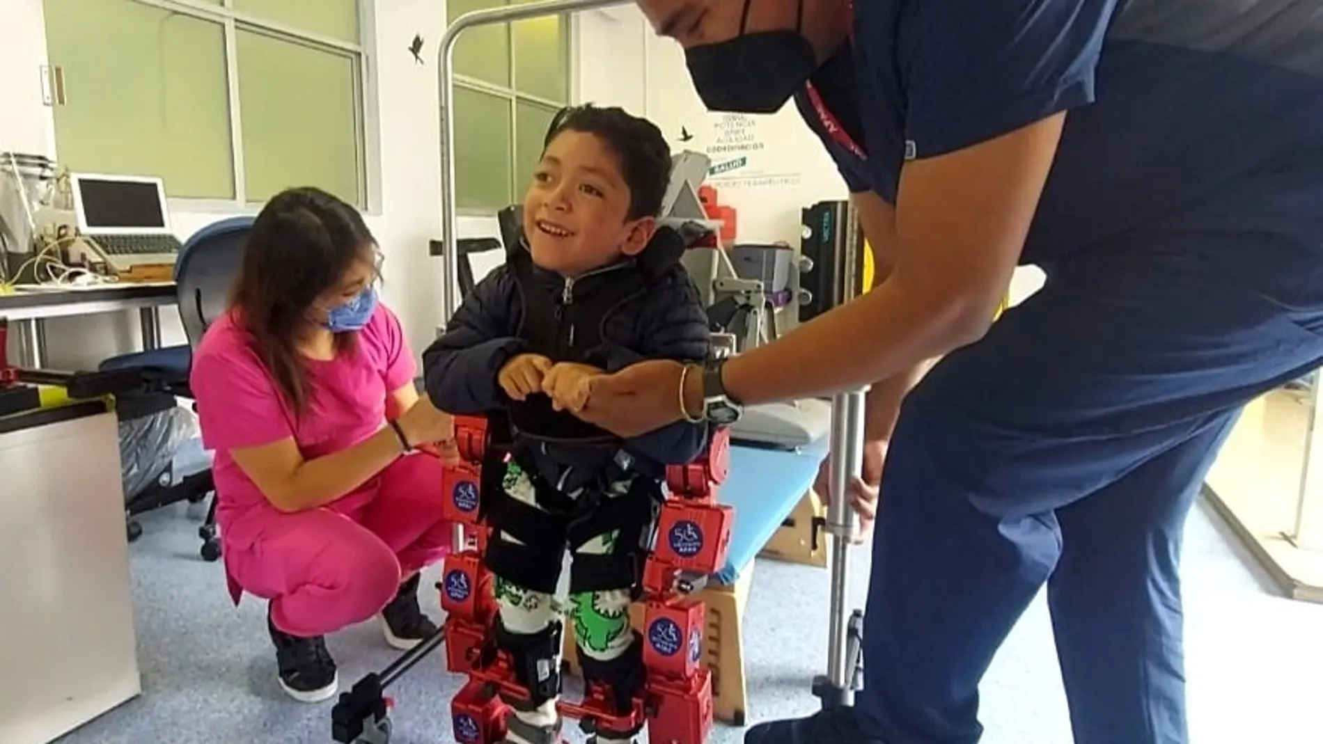 Fernando sonríe tras levantarse por quinta vez en su vida con la ayuda del exoesqueleto Atlas 2030, desarrollado por la empresa española Marsi Bionics con financiación pública del Consejo Superior de Investigaciones Científicas (CSIC), en la clínica de APAC en Ciudad de México