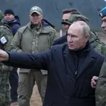 Vladimir Putin realiza un gesto durante su visita al comandante adjunto de las Tropas Aerotransportadas, Anatoly Kontsevoy, en un centro de entrenamiento militar para reservistas movilizados en la región de Ryazan