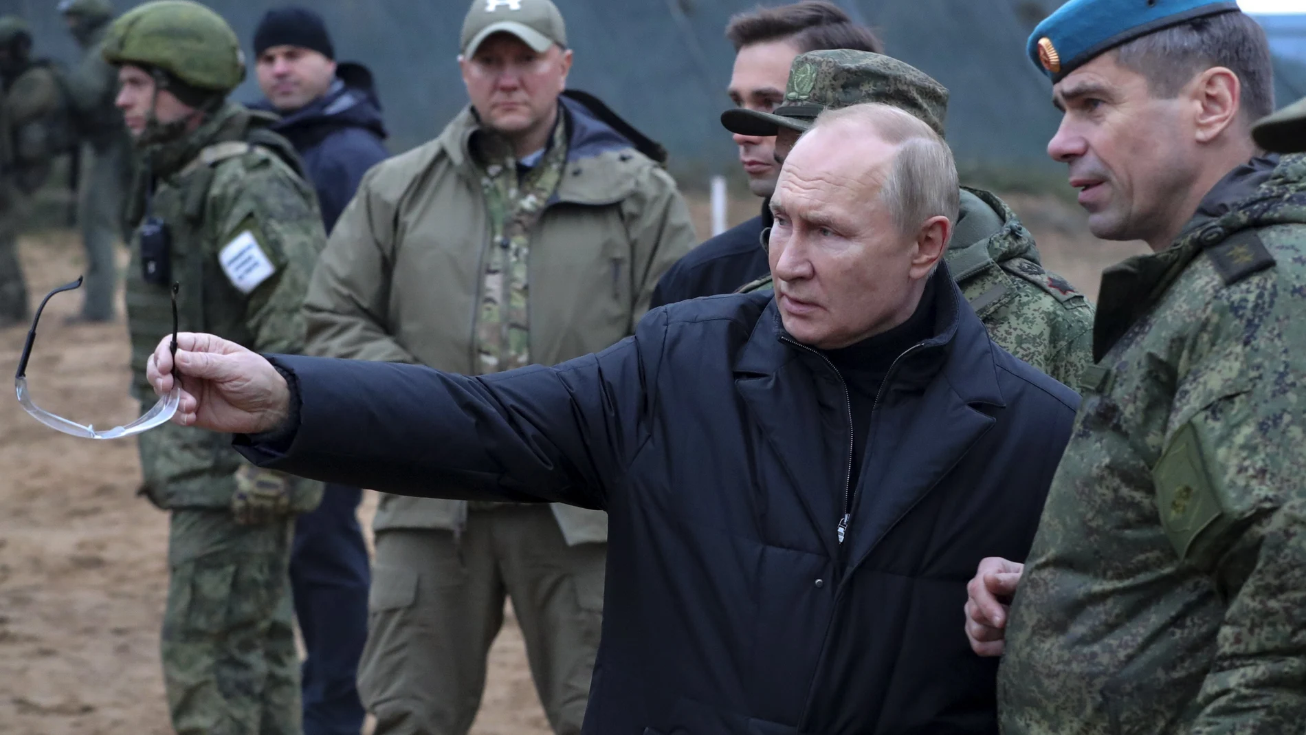 Vladimir Putin realiza un gesto durante su visita al comandante adjunto de las Tropas Aerotransportadas, Anatoly Kontsevoy, en un centro de entrenamiento militar para reservistas movilizados en la región de Ryazan