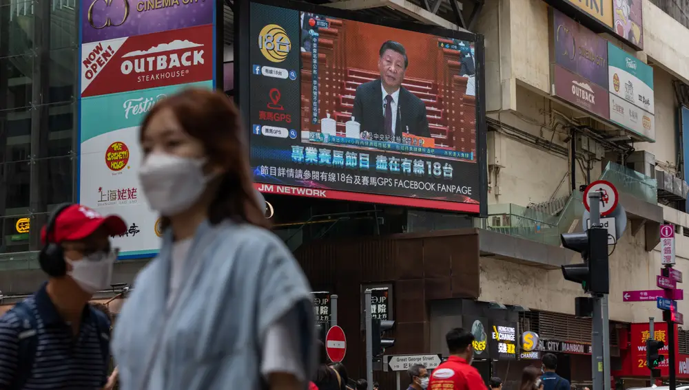 Una pantalla muestra una noticia sobre el discurso del presidente chino Xi Jinping en el 20º Congreso Nacional del Partido Comunista de China (PCCh) en Pekín, en Hong Kong
