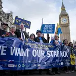 Los activistas pro-UE marchan mientras exigen al Gobierno del Reino Unido que dé marcha atrás al Brexit y se reincorpore a la Unión Europea en Londres, Gran Bretaña