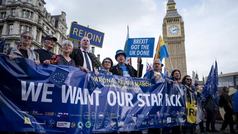 Los activistas pro-UE marchan mientras exigen al Gobierno del Reino Unido que dé marcha atrás al Brexit y se reincorpore a la Unión Europea en Londres, Gran Bretaña