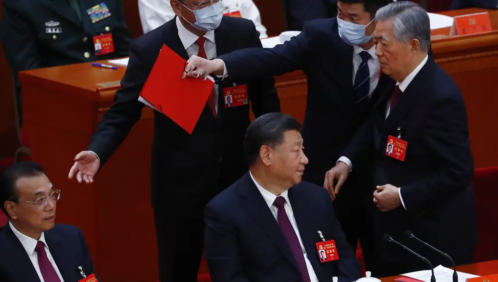El momento en el que el ex presidente de China, Hu Jintao, es invitado a salir