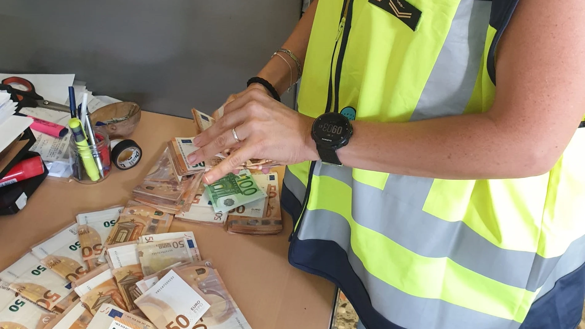 La red criminal estaba formada por dos grupos: uno encargado de suministrar la sustancia estupefaciente y otro, de enviarla a distintos países de la Unión Europea mediante paquetería
