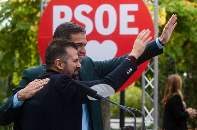 El secretario general del PSOE, Pedro Sánchez (2i), junto al secretario general del PSEOCYL, Luis Tudanca (i) durante un acto público celebrado en el Espacio Alameda del Parque de la Dehesa, este sábado, en Soria.