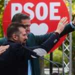 El secretario general del PSOE, Pedro Sánchez (2i), junto al secretario general del PSEOCYL, Luis Tudanca (i) durante un acto público celebrado en el Espacio Alameda del Parque de la Dehesa, este sábado, en Soria.