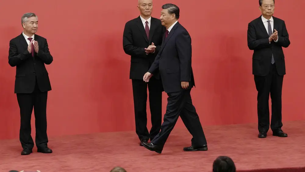 El presidente chino Xi Jinping pasa junto a los nuevos miembros del Comité Permanente del Politburó, entre ellos, de izquierda a derecha, Li Xi, Cai Qi y Zhao Leji, en el Gran Salón del Pueblo en Pekín