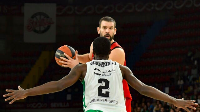 BJ Johnson, del Real Betis, y Marc Gasol, del Girona, durante el partido de la liga Endesa disputado en el pabellón de San Pablo de Sevilla. EFE/ Raúl Caro.