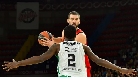 BJ Johnson, del Real Betis, y Marc Gasol, del Girona, durante el partido de la liga Endesa disputado en el pabellón de San Pablo de Sevilla. EFE/ Raúl Caro.