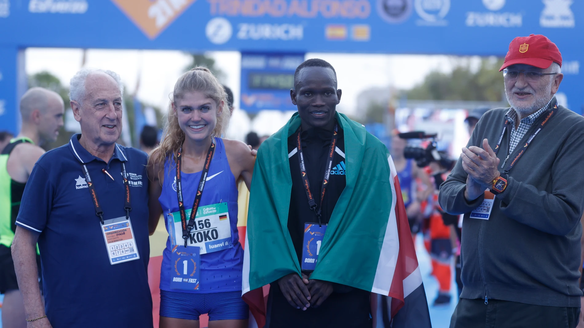 La alemana Konstanze "Koko" Klosterhalfen (2i) posa junto al también ganador el keniata Kibiwott Kandie (2d) y junto al presidente de Mercadona Juan Roig Alfonso (d) y el director de la carrera Francisco Borao Martín (i) tras la media maratón de Valencia, una de las pruebas más rápidas del calendario internacional, este domingo. EFE/ Kai Forsterling