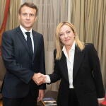 Una imagen de la "premier" italiana, Giorgia Meloni, junto al presidente de Francia, Emmanuel Macron